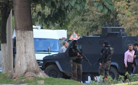 Antep’te polise el bombası