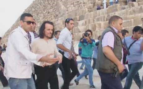 یانی سەردانی هەرەمەکانی میسر دەکات