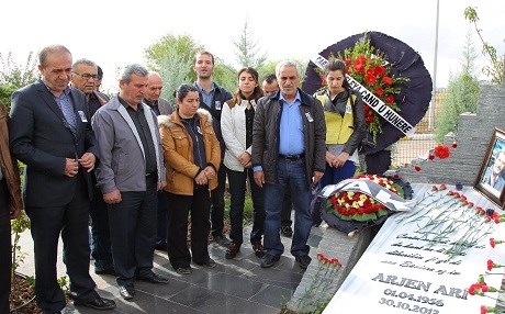 Arjen Arî i ser gora wî hat bibîranîn