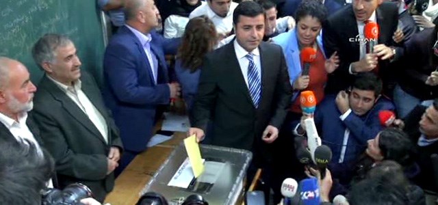 سەڵاحەدین دەمیرتاش: چارەنووسمان لەدەستی خەڵکدایە