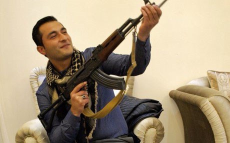 پێشمەرگە هۆڵەندییەكە چەكەكەی بۆ بلیتی گەڕانەوە فرۆشت