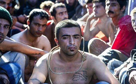 Sığınmacılar dudaklarını dikti!