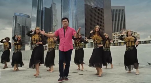 بەڤیدیۆ.. جەمشید گۆرانی بۆ کچانی ئازەری دەڵێت