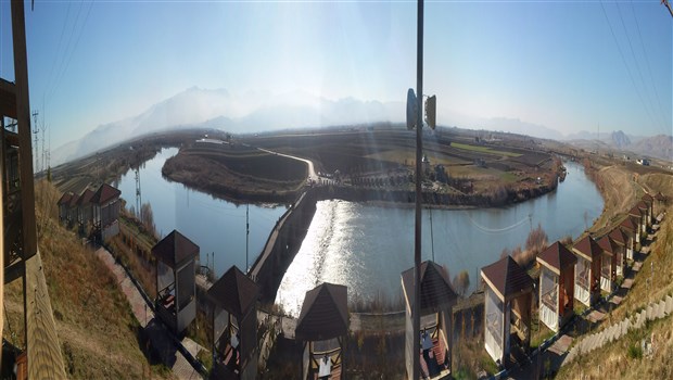 Çem û pira Mûradê, deşta Mûşê û di pişt de jî çiyayê Kurtikê