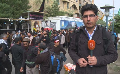 زیارەتکارانی ئێرانی خاکی کەربەلا ماچدەکەن