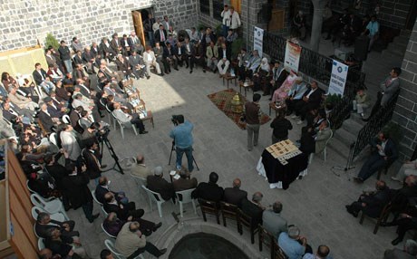 شەڕ لە "سوور" ژیانی لە ئامەد راگرتووە