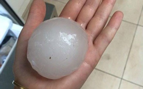 Yumruk büyüklüğünde dolu yağdı