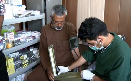 Li kempa Erbet karmendên tenduristiyê şev û roj xizmeta penaberên Rojava dikin