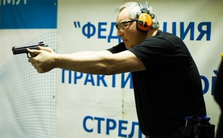 Başbakan yardımcısı kendini vurdu