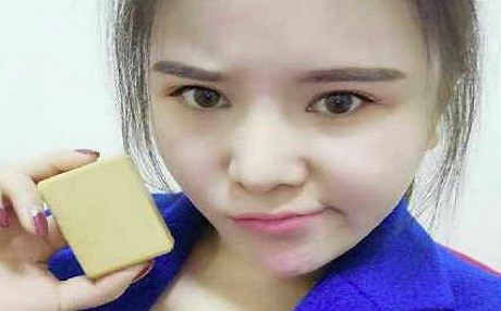 Ji hêrsa hevalê xwe bezê xwe kişand û kir sabûn!