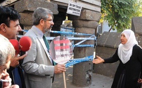 Elçi’nin kırık saati, tesbihi ve cüzdanı…