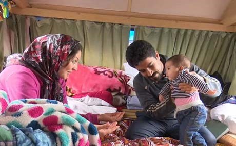 لە کەمپێکی فەرەنسا منداڵێکی کورد لەدایکدەبێت