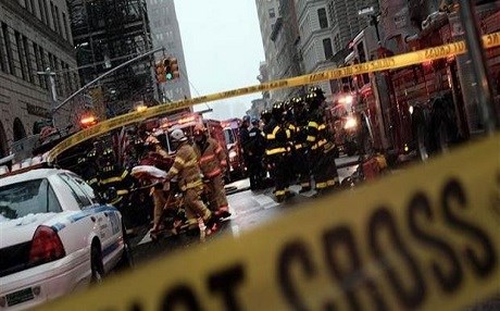 New York'un göbeğinde vinç devrildi