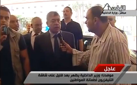 بە ڤیدیۆ.. پەیامنێرێکی میسری بە بیجامەوە لێدوان لە وەزیری ناوخۆ وەردەگرێت