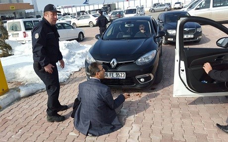 POLİS ENGELİ - HDP’li vekil yol kapattı! (YENİLENDİ)