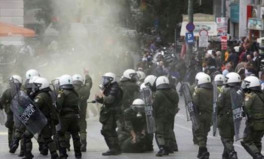 الآلاف يتظاهرون في اليونان احتجاجا على اقامة مركز لتسجيل المهاجرين