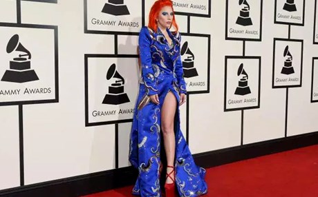 لەیدی گاگا یادی دەیڤی بۆوی دەکاتەوە