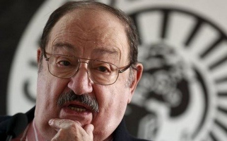 Bîrmend û nivîskarê îtalî Umberto Eco serê xwe danî