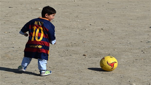 Messi'den Afgan çocuğa imzalı forma