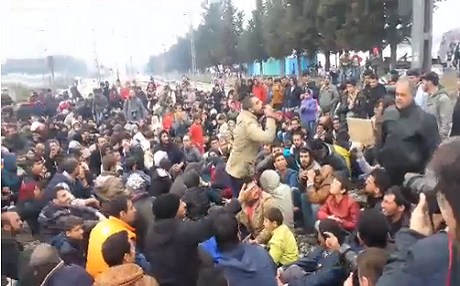 VİDEO - Yüzlerce Kürt Makedonya sınırında