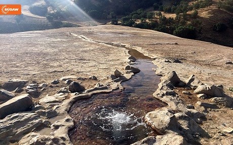 Kaniyek balkêş li Rojhilatê Kurdistanê; Ava kaniyê dibe ber!