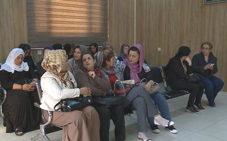 ئافرەتانی هەولێر بەخوێن پشتگیری لە پێشمەرگە دەکەن