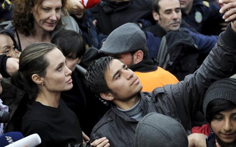 بەوێنە.. ئەنجێلینا جولی لە یۆنانە