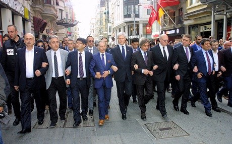 Konsoloslar kol kola