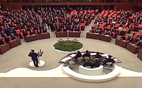 سێ هاوکاری لەیلا زانا لە پەرلەمانی تورکیا لەکارلادران