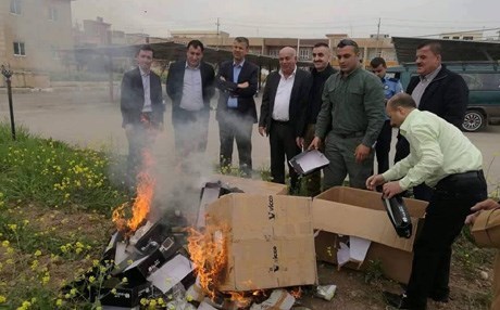 KÜRDİSTAN - Haç simgeli ayakkabılara tepki!