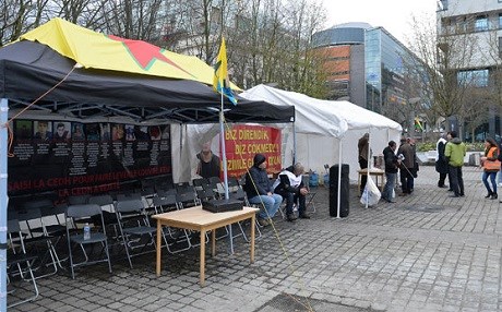 BRÜKSEL - Türkler’den karşı - çadır!