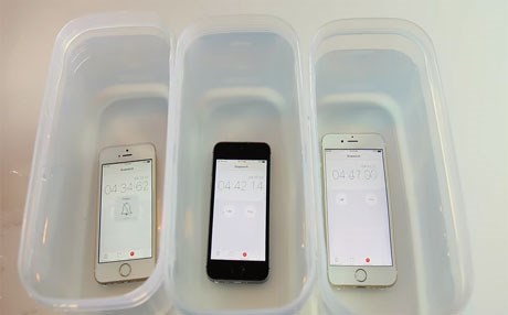 بالفيديو.. صمود "iphone se" الجديد تحت الماء لساعة كاملة