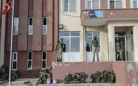 AMED – Dibistan û nexweşxane dibin qereqol