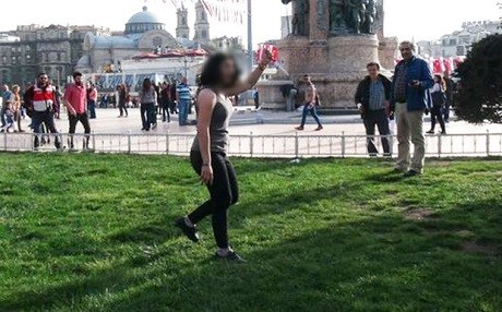 VİDEO - Taksim Meydanı’nda çıplak ve bıçak