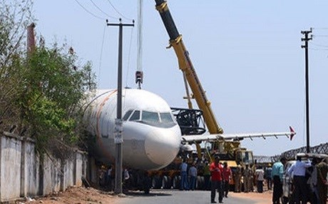 Uçağın üzerine vinç düştü!