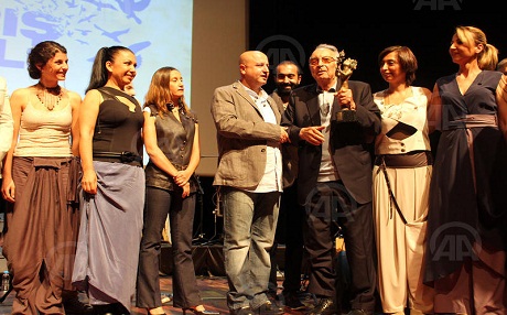 ‘Kardeş Turkuler’ xelata aştiyê ya Orhan Dogan wergirt