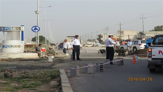 گەنجێک لەسەر ئەرکی خۆی شەقامێکی گشتی زەڕایەن‬ نۆژەن دەکاتەوە