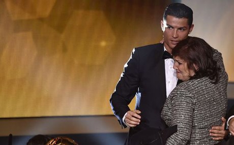 دایكی رۆناڵدۆ به‌ قسه‌ی كوڕه‌كه‌ی ناكات