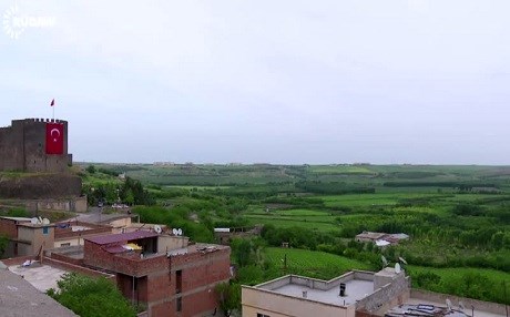 HEVSEL - Cotkar di bin siya çekan de hilberînên xwe diçînin