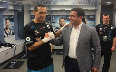 Kürt boksör nakavt etti!