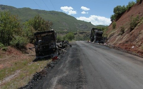 DÊRSÎM - PKKê maşînên barhilgir şewitand parêzgariyê rê girt