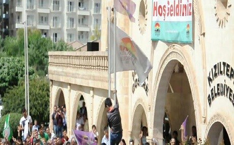 Türk bayrağı indirildi!