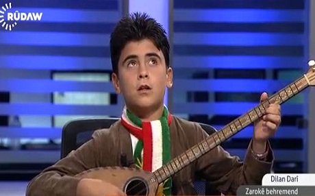 Dilan bi tembûra xwe kul û xemên xwe û penaberên Rojava direvîne