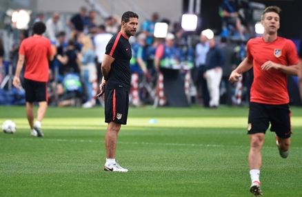 دیێگۆ سیمیۆنی بە چوار یاریزان ریال رادەگرێت