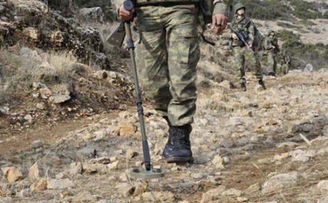 Yarbay mayına bastı!