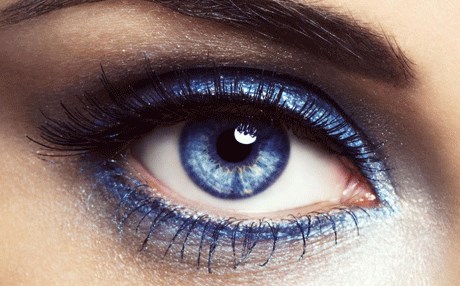 طبيب أمريكي يحول لون العيون الى زرقاء خلال 20 ثانية