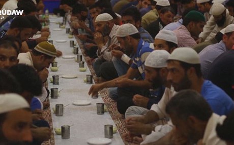 موسڵمانانی کشمیر لە كەشوهەوایەكی گەرمدا بەڕۆژوون