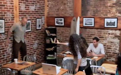 بە ڤیدیۆ.. کامیرایەکی شاراوە ملیۆنەها بینەر کۆدەکاتەوە