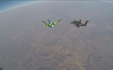 لە ئەمریکا یاریزانێک بەبێ پەڕەشووت خۆی هەڵدایە خوارەوە