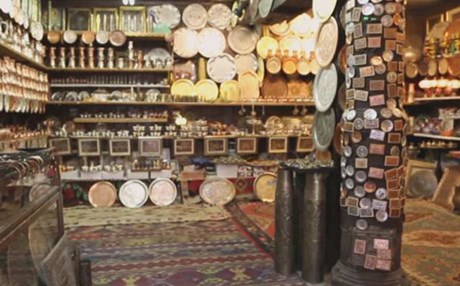 لە بۆسنە گەنجێك لە فیشەك و گوللە قەڵەم دروستدەكات